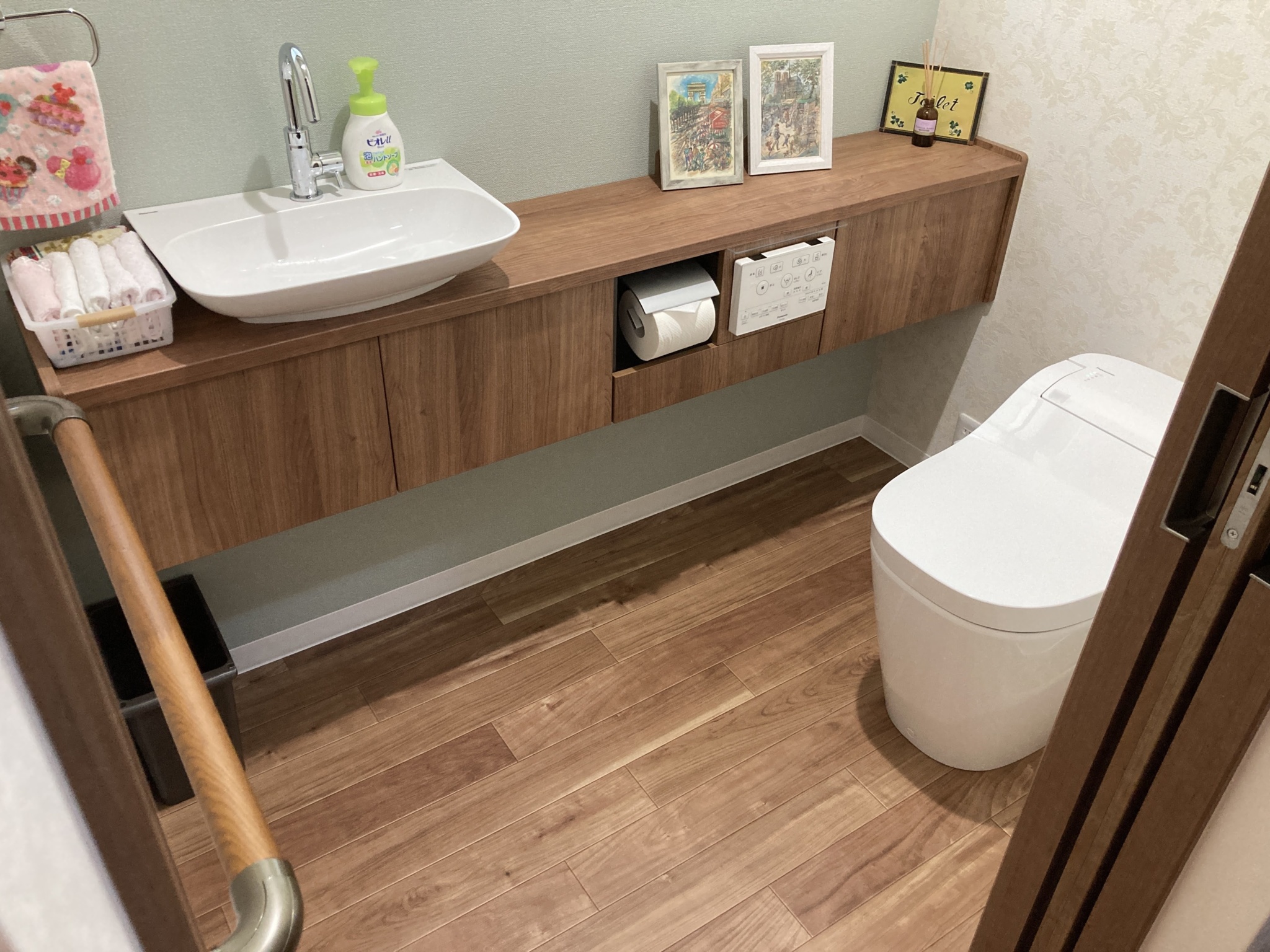 トイレ1　木調デザインで統一された落ち着くデザインです。